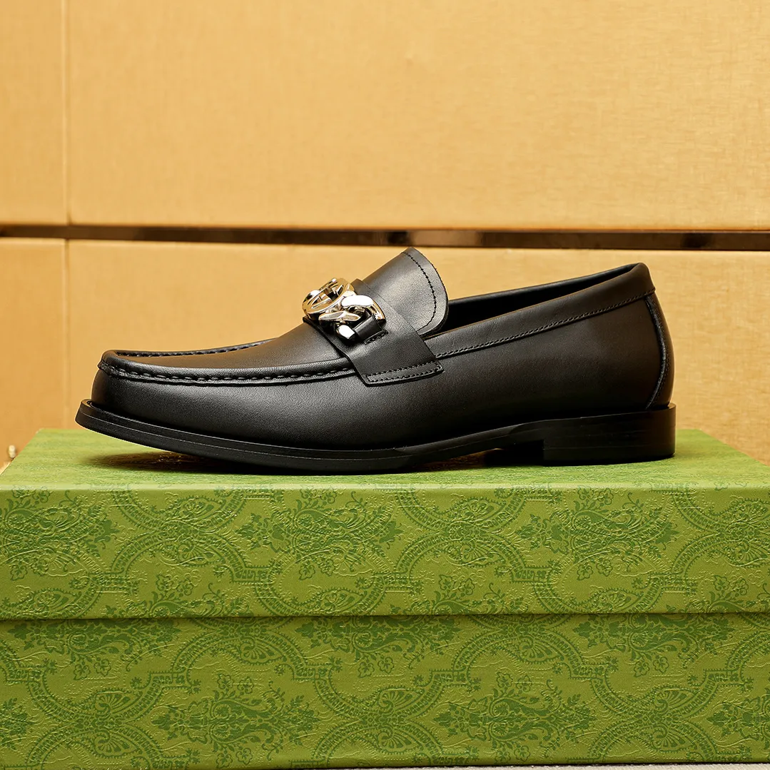 Men's shoes 💰480 💐 Product trademark: GUCCI "Gucci" casual leather shoes Regular size: 38-44 (45.46🉑️customized) Product materials: Selected imported first-layer calfskin embossed upper + luxury hardware buckle, imported water-dyed cowhide leather lining. Strong three-dimensional visual effect, original outsole color: 2 colors available